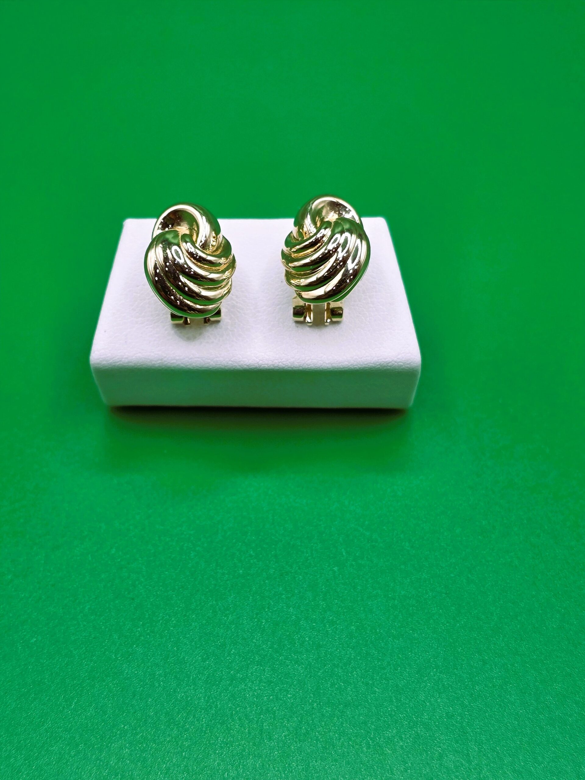 Aretes en forma de nudo o espiral de oro 14K